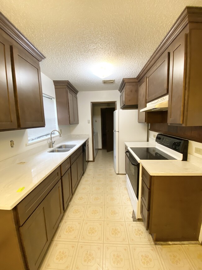 219 Crystal Ln in Lafayette, LA - Building Photo - Building Photo