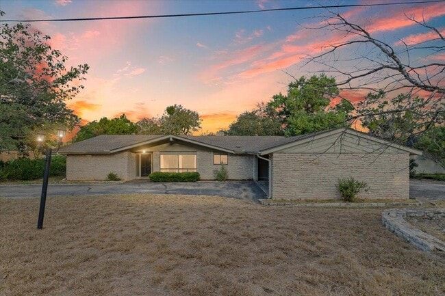 313 Comet in Lakeway, TX - Building Photo - Building Photo