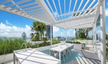 45 SW 9th St, Unit 2510 in Miami, FL - Building Photo - Building Photo