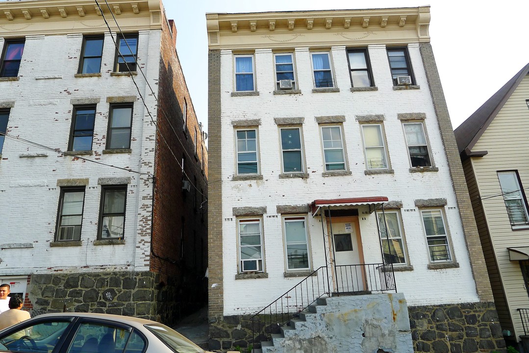 112 Maple St in Yonkers, NY - Building Photo