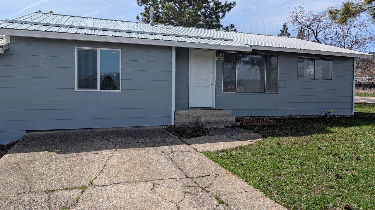 1804 Taurus Ave in La Grande, OR - Building Photo