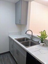 19350 Sherman Way, Unit 125 in Reseda, CA - Foto de edificio - Building Photo