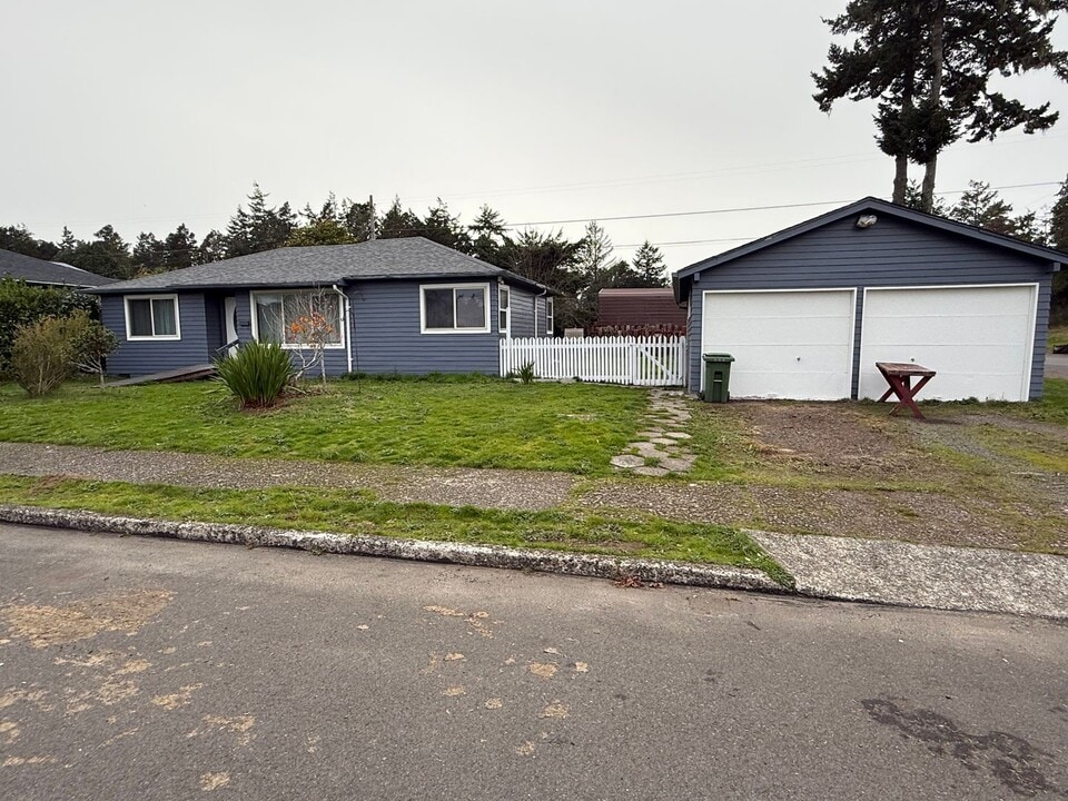 1510 Garfield St in North Bend, OR - Building Photo