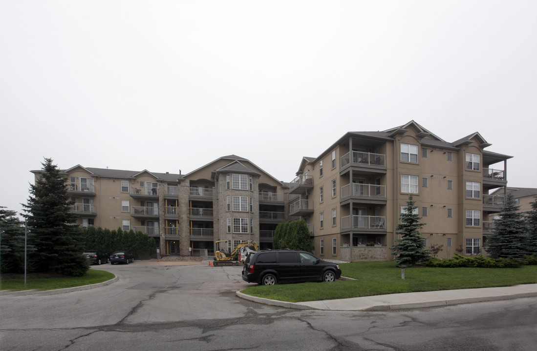 Abbey Oaks in Oakville, ON - Building Photo