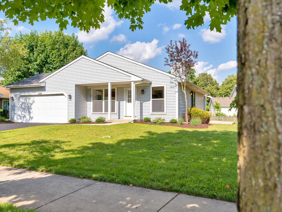 2208 Waynesburg St in Naperville, IL - Foto de edificio