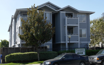 Pinehurst Apartments in Hayward, CA - Foto de edificio - Building Photo