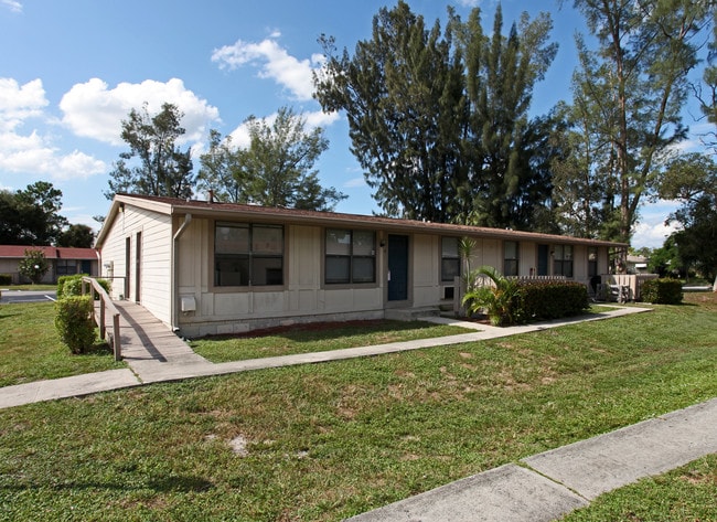 Suntree Apartments in West Palm Beach, FL - Foto de edificio - Building Photo