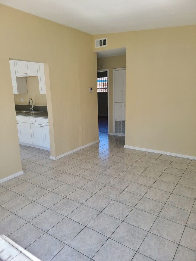 123 E Bennett St in Compton, CA - Building Photo - Building Photo