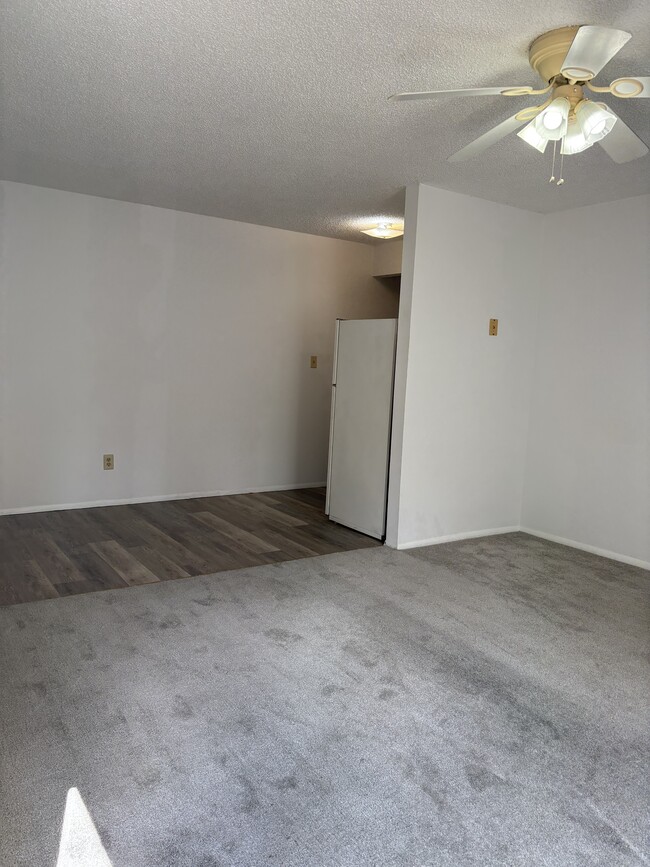 1014 Danwood Ln, Unit Pinetree in Fenton, MO - Foto de edificio - Building Photo