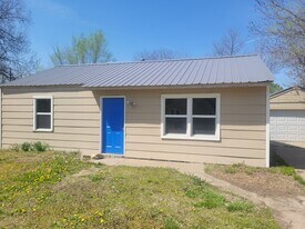 420 SE Pinecrest Dr in Topeka, KS - Building Photo