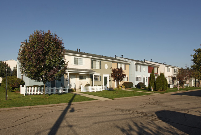 Savannah Court Townhomes in Farmington Hills, MI - Building Photo - Building Photo