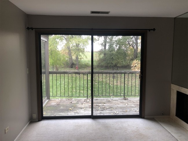 37 Creekside Cir in Elgin, IL - Building Photo - Building Photo