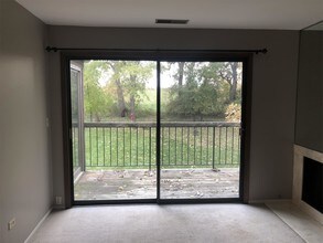 37 Creekside Cir in Elgin, IL - Building Photo - Building Photo