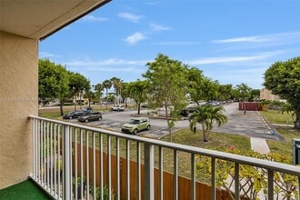 4900 NW 79th Ave in Doral, FL - Foto de edificio - Building Photo
