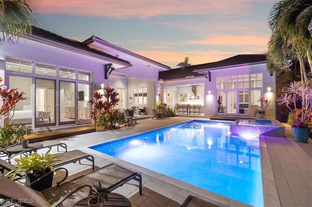 425 Harbour Dr in Naples, FL - Building Photo