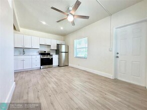 1037 NE 16th Ave-Unit -E in Fort Lauderdale, FL - Building Photo - Building Photo
