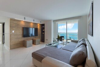 2101 Brickell Ave, Unit # 2706 in Miami, FL - Foto de edificio - Building Photo