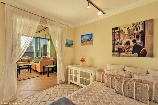 1030 N State St, Unit 43 J in Chicago, IL - Building Photo - Building Photo