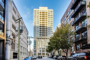 700 N Larrabee St in Chicago, IL - Building Photo