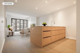 250 W 96th St in New York, NY - Foto de edificio - Building Photo