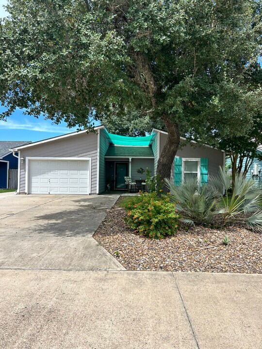 109 Sun Harbor St in Rockport, TX - Building Photo