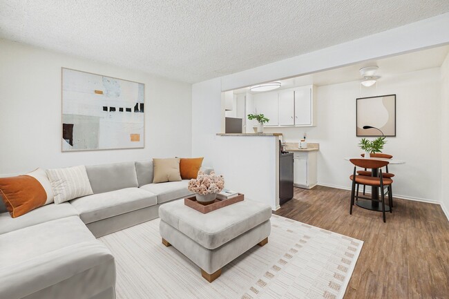 Roscoe Terrace in Canoga Park, CA - Foto de edificio - Building Photo