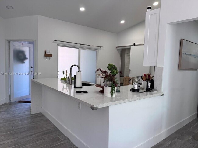 5593 NW 102nd Pl in Doral, FL - Building Photo - Building Photo