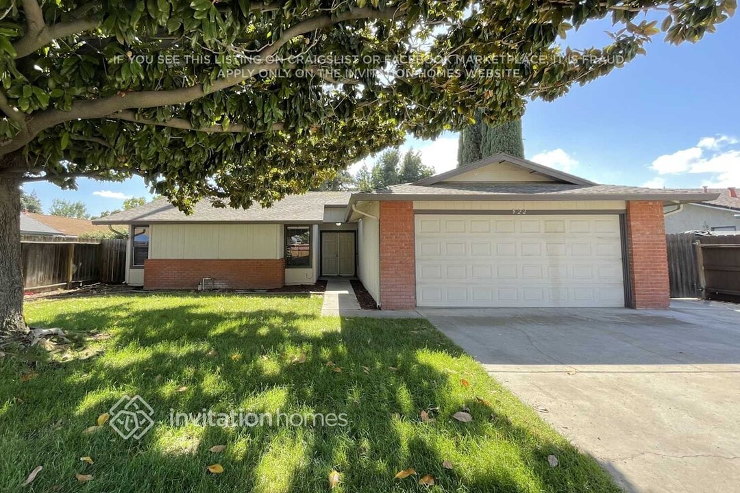 922 Cypress St in Manteca, CA - Building Photo