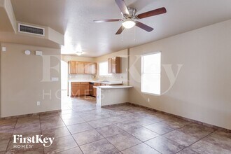 7351 W Eva St in Peoria, AZ - Foto de edificio - Building Photo