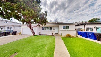 5126 Alumni Pl in San Diego, CA - Building Photo