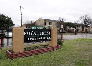 Royal Crest Apartments in Dallas, TX - Building Photo - Building Photo