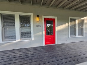105 W 9th St in Flatonia, TX - Building Photo - Building Photo