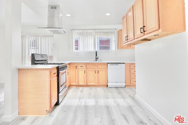 2747 S Mansfield Ave-Unit -2749 in Los Angeles, CA - Building Photo - Building Photo