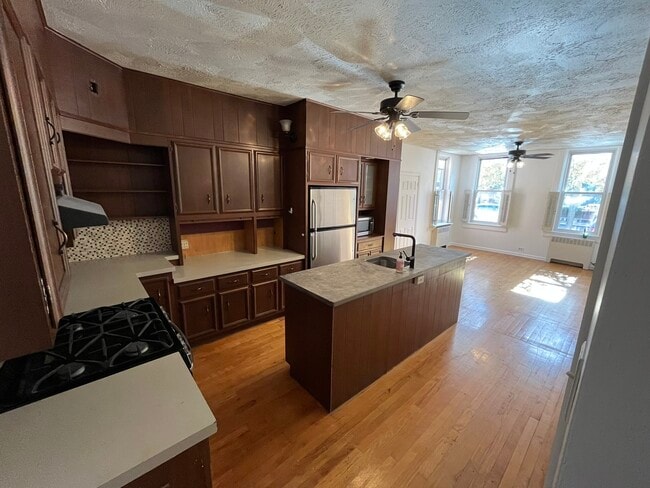 237 E Walnut St, Unit Floor 1 in Lancaster, PA - Building Photo - Building Photo