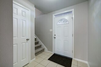 7913 Ellinger Ln in Houston, TX - Building Photo - Building Photo