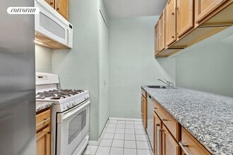 393 W 49th St in New York, NY - Building Photo - Building Photo