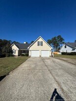 209 Dolphin Dr in Raeford, NC - Building Photo
