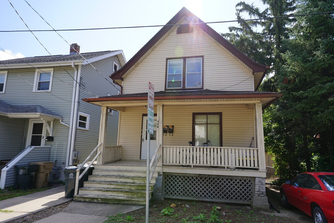 729 Clark Ct, Unit 2 in Madison, WI - Foto de edificio