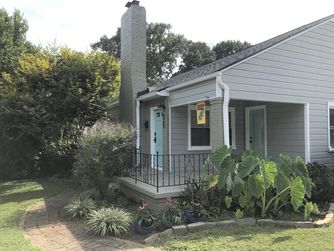 2489 Semmes St in East Point, GA - Foto de edificio - Building Photo