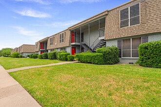 Crossings Apartments in Garland, TX - Building Photo - Building Photo