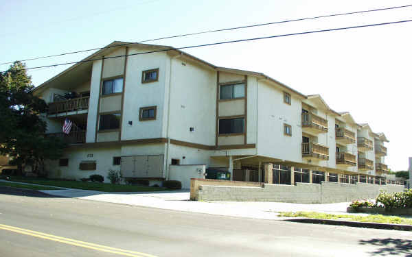 512 W Imperial Ave in El Segundo, CA - Foto de edificio - Building Photo