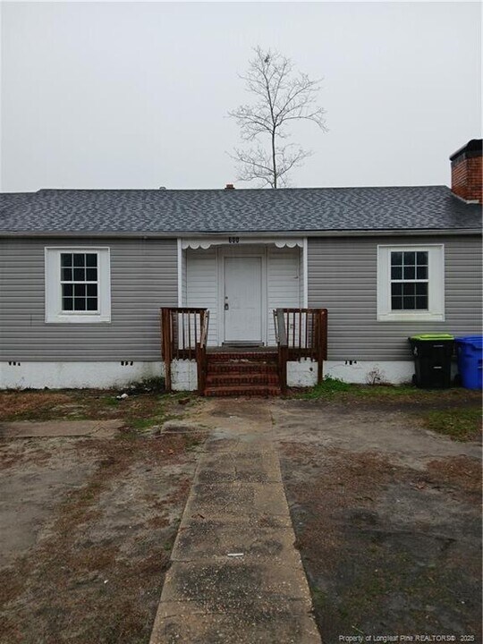 600 Wilson Ave in Spring Lake, NC - Building Photo