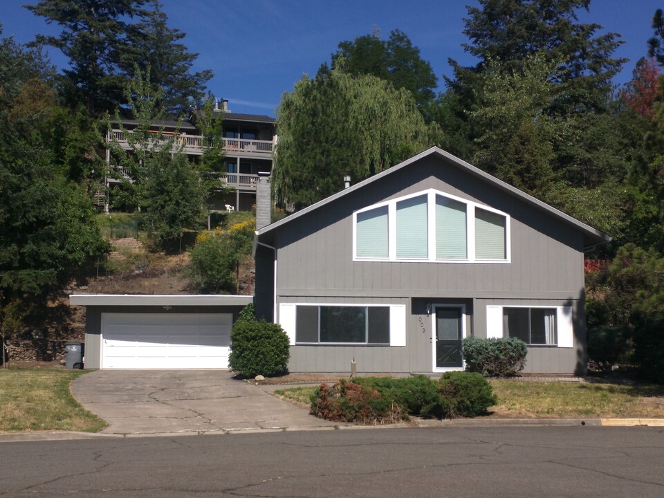 1003 Oneida Cir in Ashland, OR - Building Photo