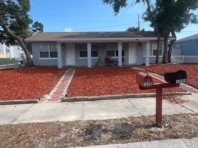 1233 Grove St in Clearwater, FL - Foto de edificio - Building Photo