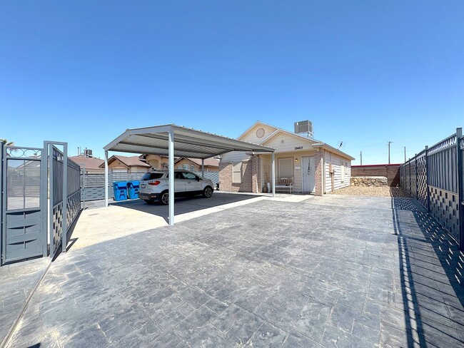 10405 Valle Blanco Dr in Socorro, TX - Building Photo - Building Photo