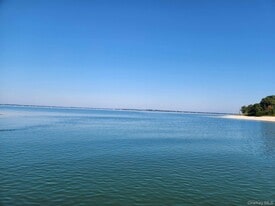 37 Noyack Harbor Rd in Southampton, NY - Building Photo