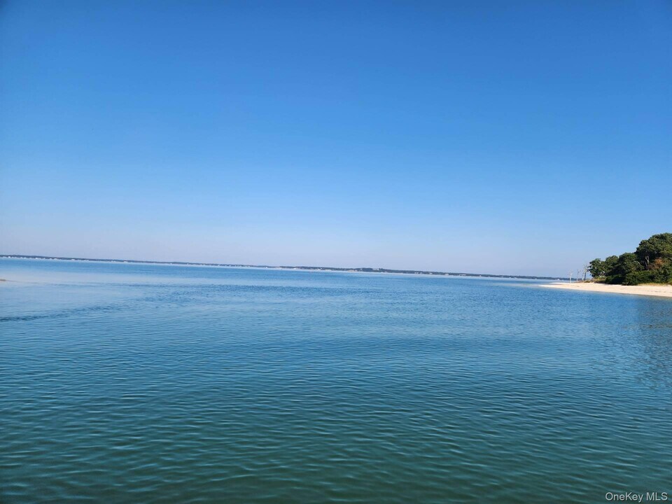 37 Noyack Harbor Rd in Southampton, NY - Building Photo