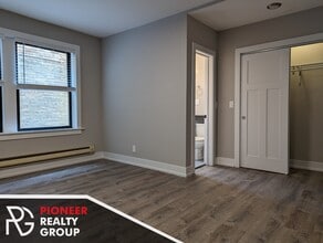 4542 N Damen Ave, Unit 210 in Chicago, IL - Building Photo - Building Photo