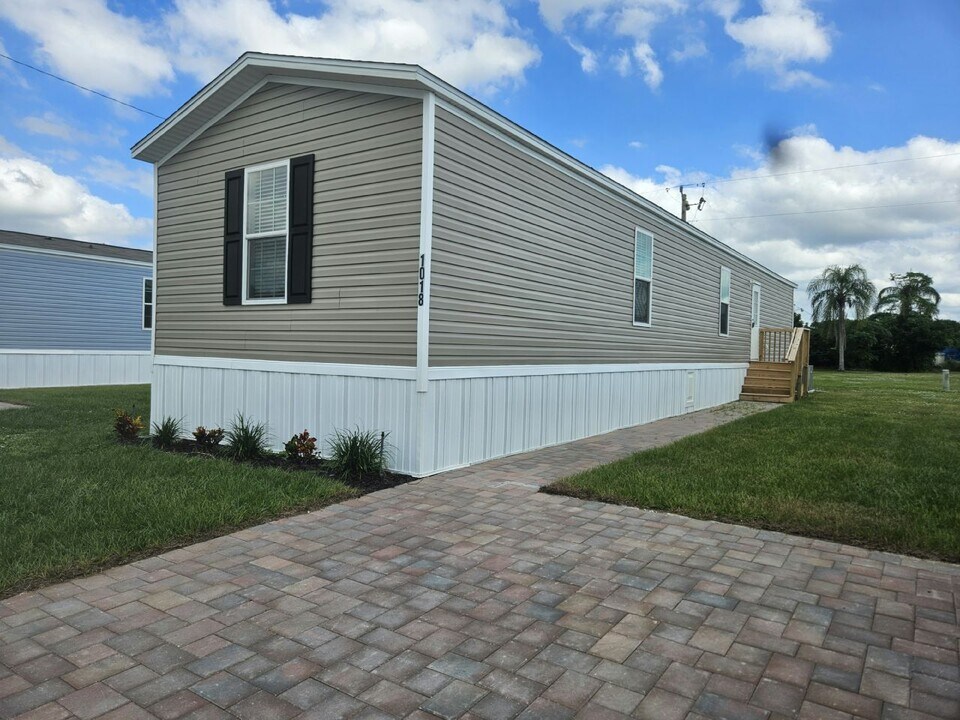 1018 Myakka Dr in North Fort Myers, FL - Building Photo