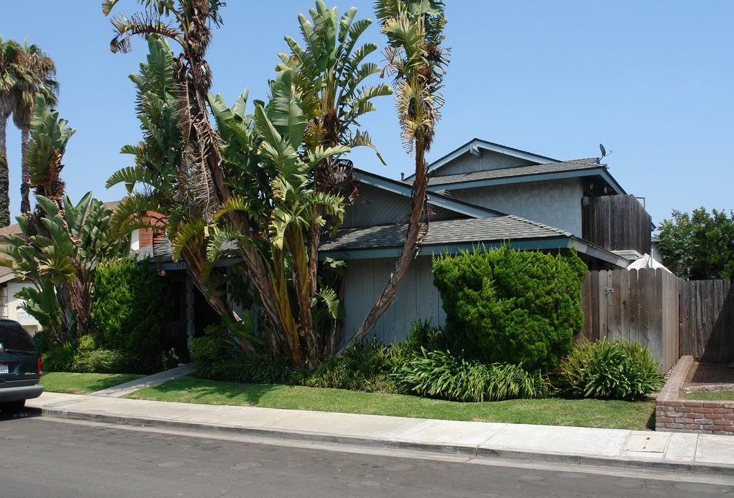 17082 GROVE in Huntington Beach, CA - Building Photo